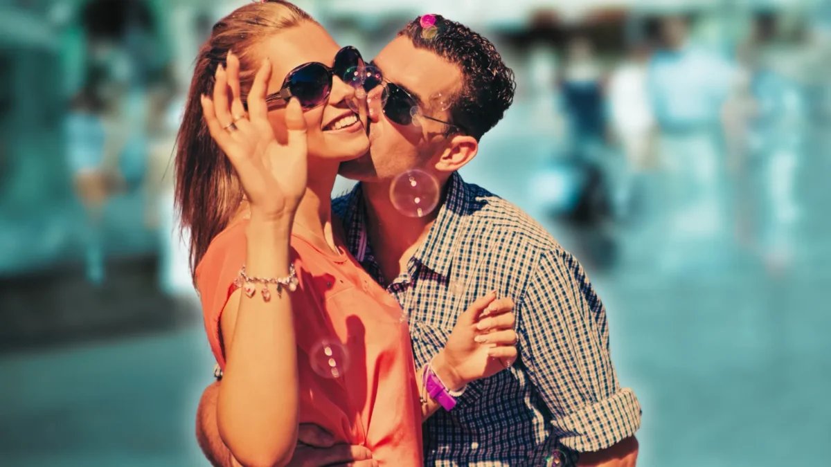 couple kissing