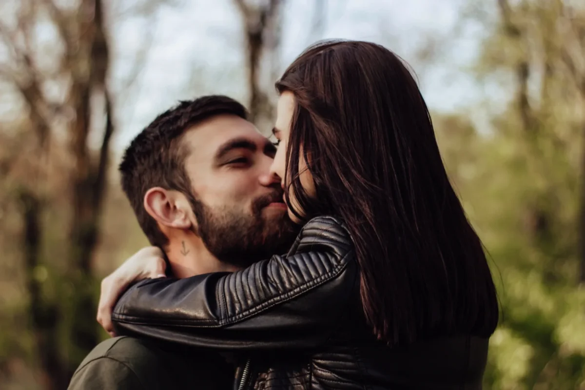 8 Unmistakable Body Language Signs He's Interested In You man hugging woman