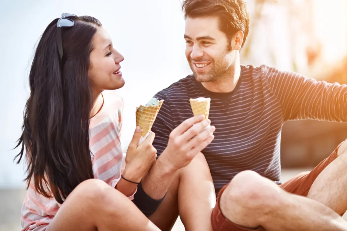 8 Unmistakable Body Language Signs He's Interested In You couple focused on each other on date