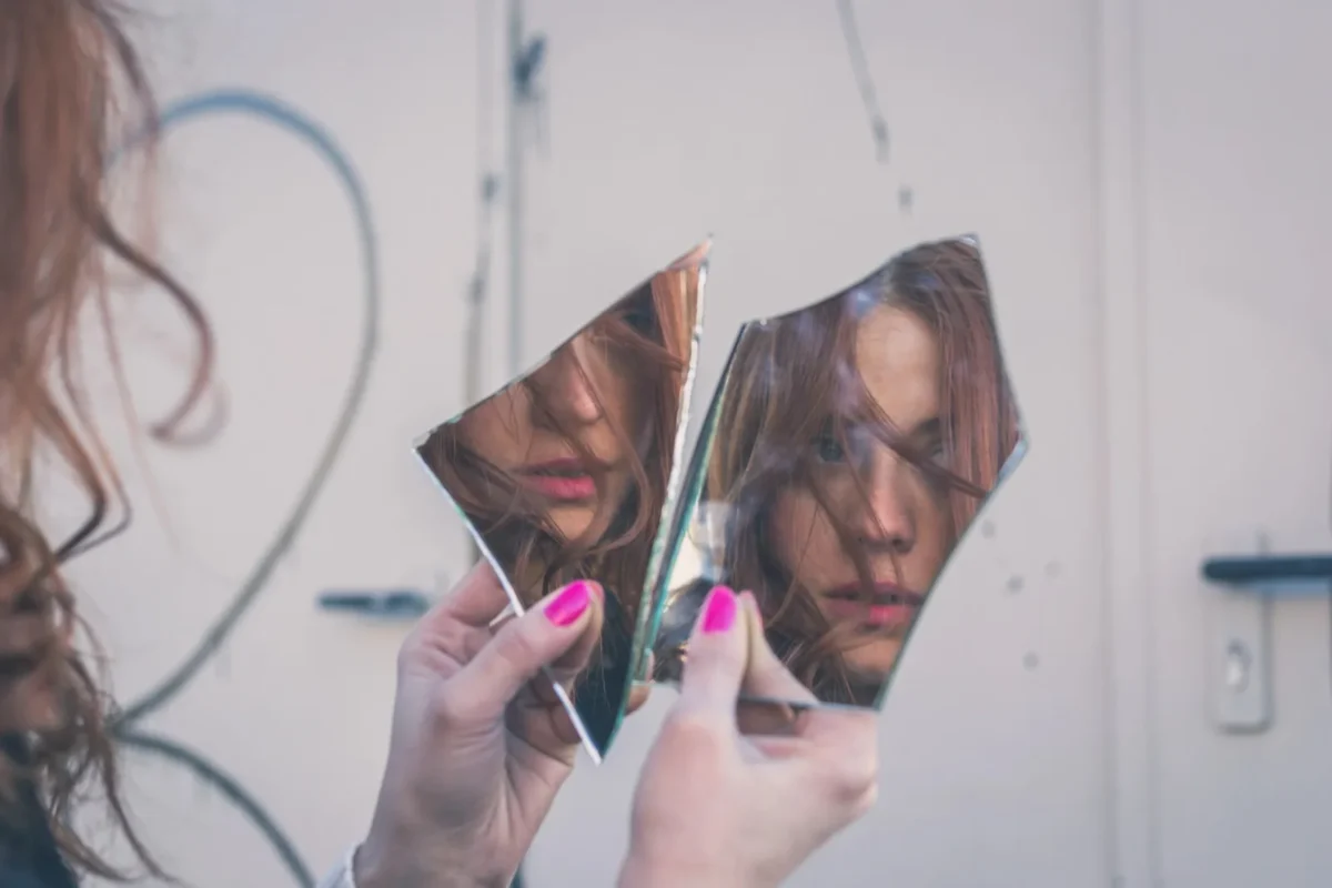 signs of emotional unavailability
