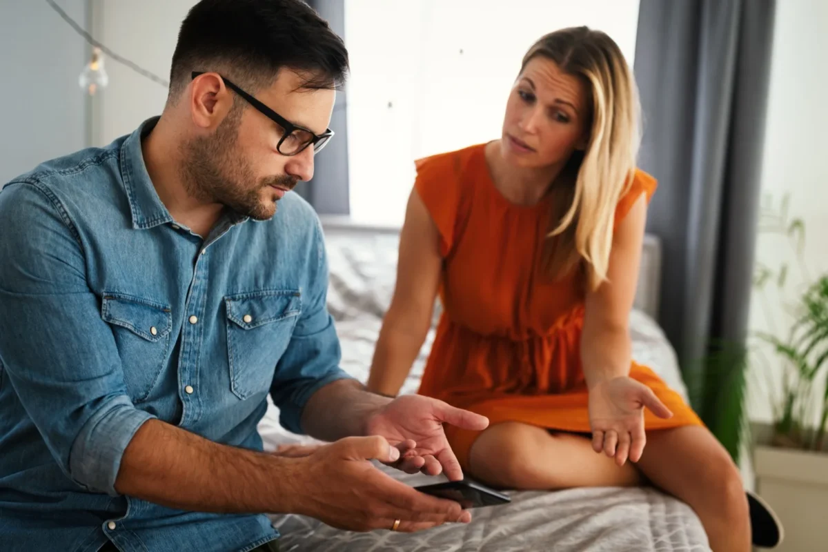 13 Crucial Ways To Show Your Husband You Appreciate Him man venting and showing woman phone