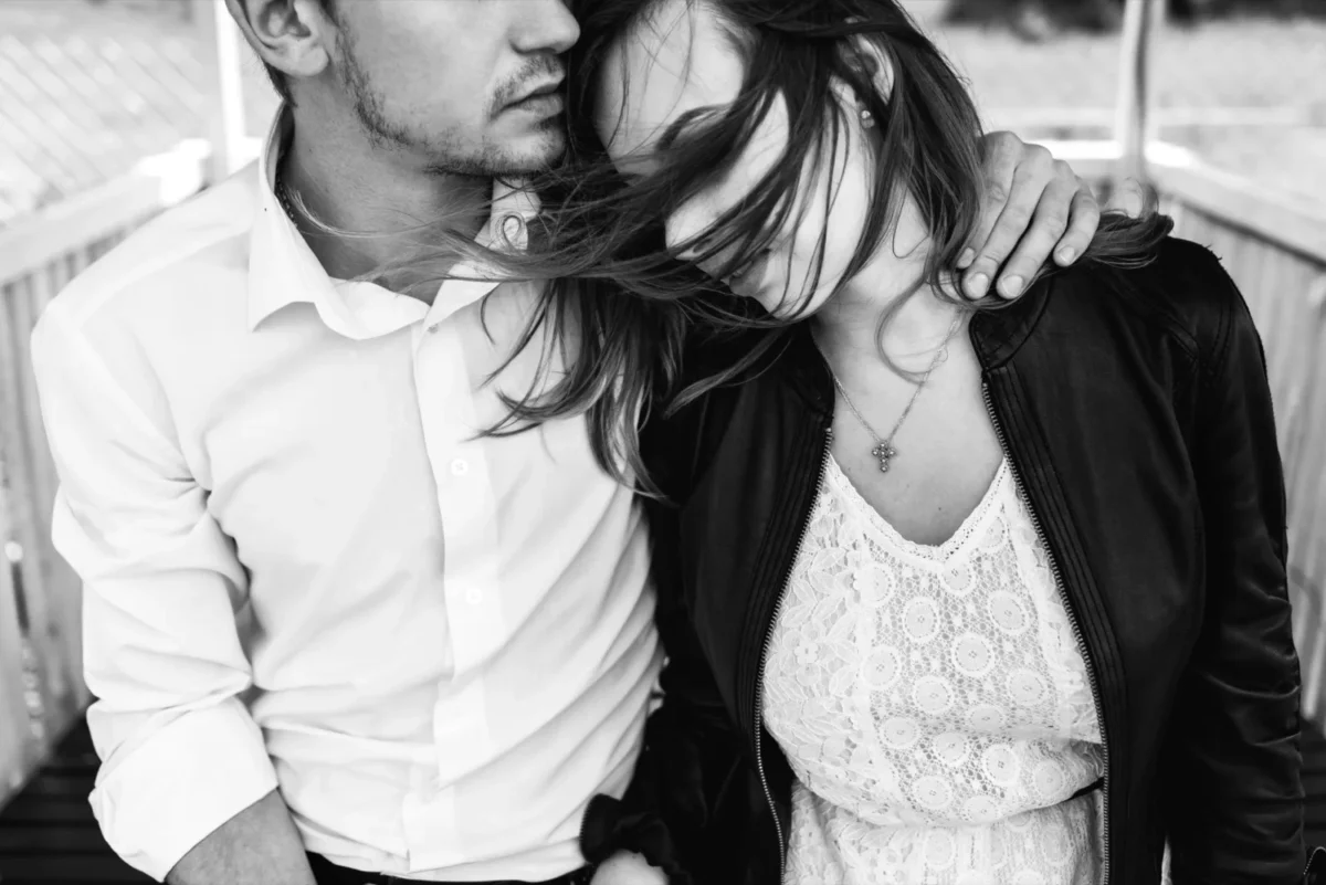 signs your ex still loves you