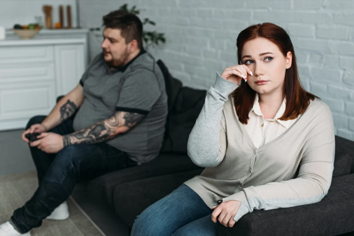 signs he doesn't love you anymore