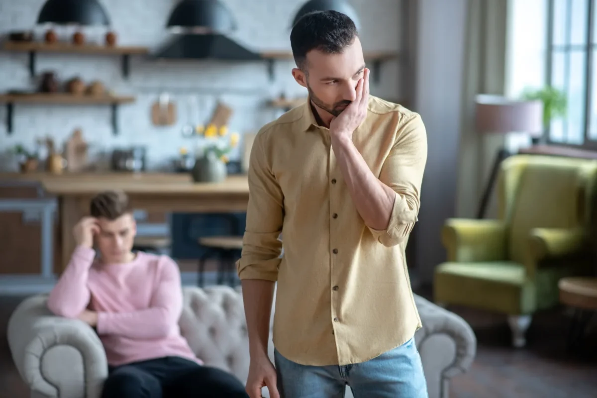 signs he doesn't love you anymore