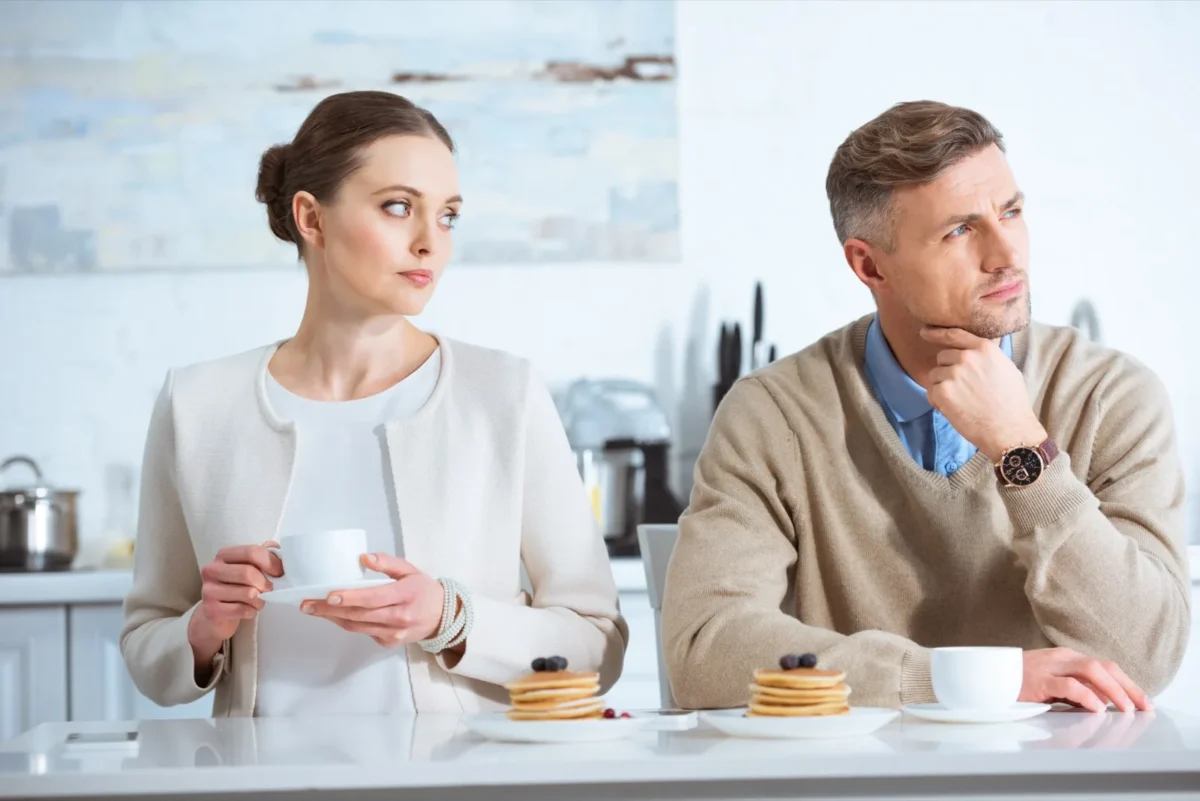 signs he doesn't love you anymore