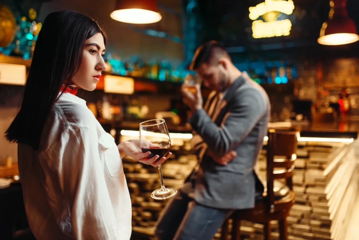 6 Reasons Why Women Lose Interest At The Beginning woman waiting for man