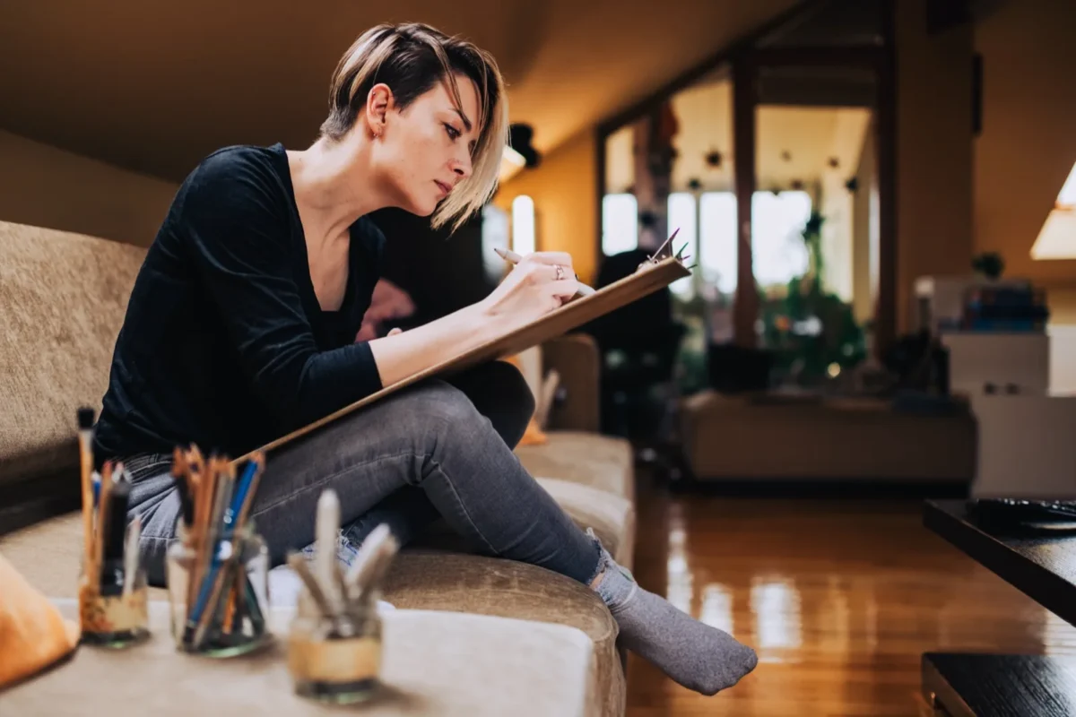 woman with easel drawing